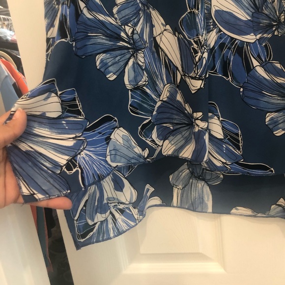 Flowy sleeveless blouse in blue - Picture 2 of 5